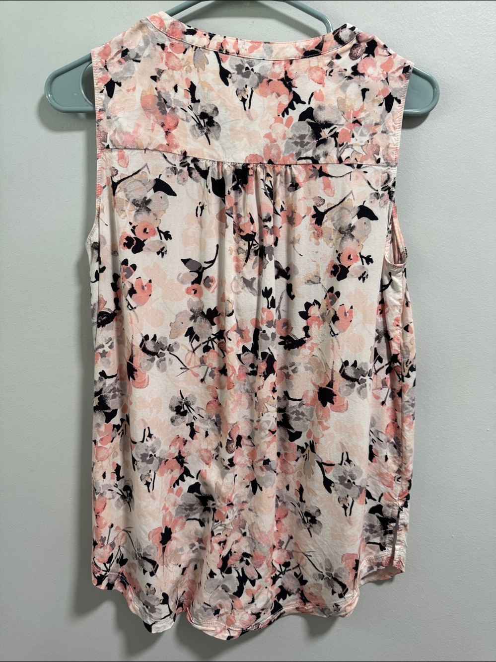 Liz Claiborne Cream Floral Sleeveless Top with Pink and Black Accents - Picture 9 of 10
